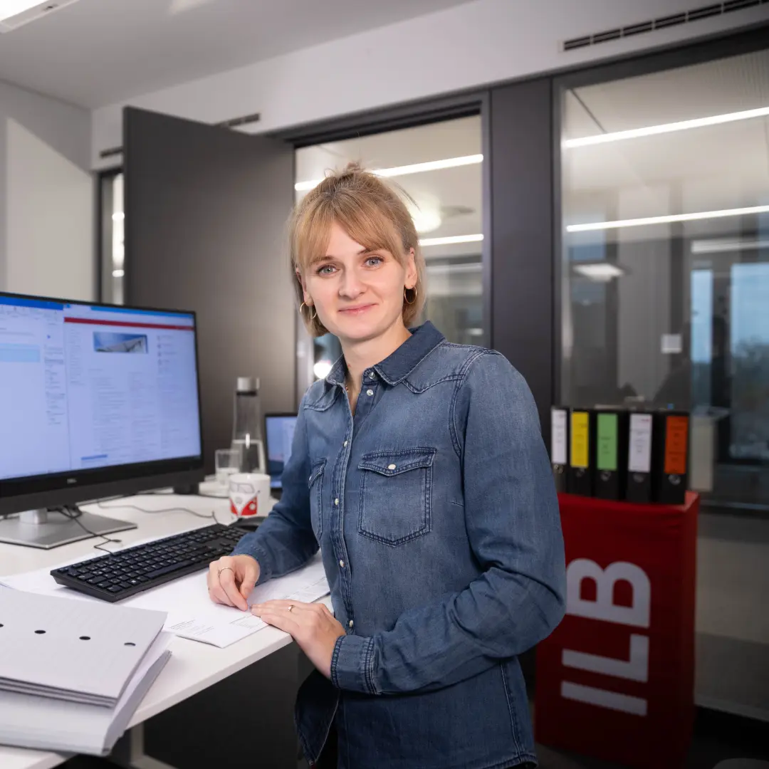 Ein Mensch hält eine Box mit der Aufschrift "ILB"