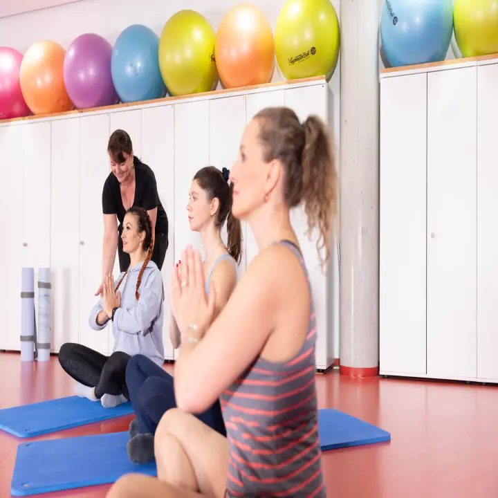 Ein Mann mit Hosenträgern schwebt im Schneidersitz