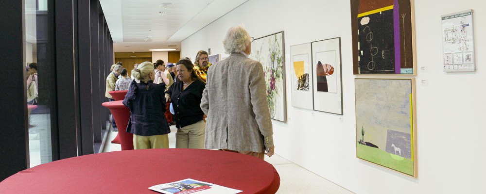 Menschen im Augengeschoss, Tresen und Kunstausstellung