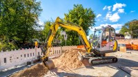MIni Bagger auf Straßenbaustelle