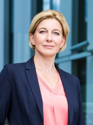 Portraitfoto Manuela Klatt vor dem Haus der ILB