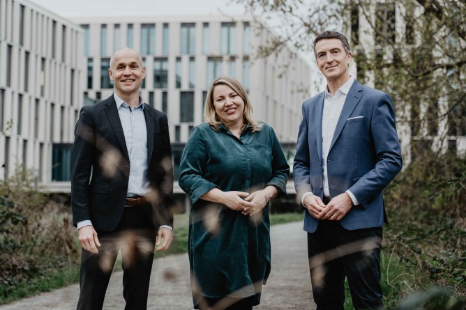 Martin Müller und Anke Stadler, Nachhaltigkeitsmanager und Ulrich Scheppan, ILB-Vorstandsvorsitzender (v.l.n.r.)